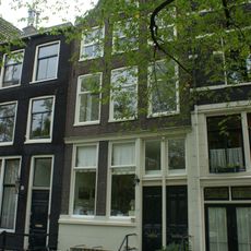 Pand met gevel onder klokvormige top met afdeklijst