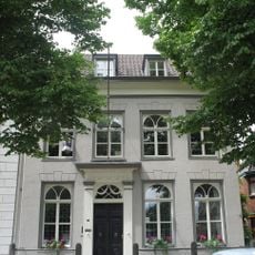 Herenhuis onder schilddak en met gepleisterde lijstgevel