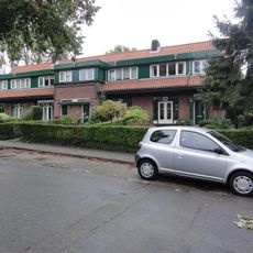 Rijtje van vier middenstandswoningen