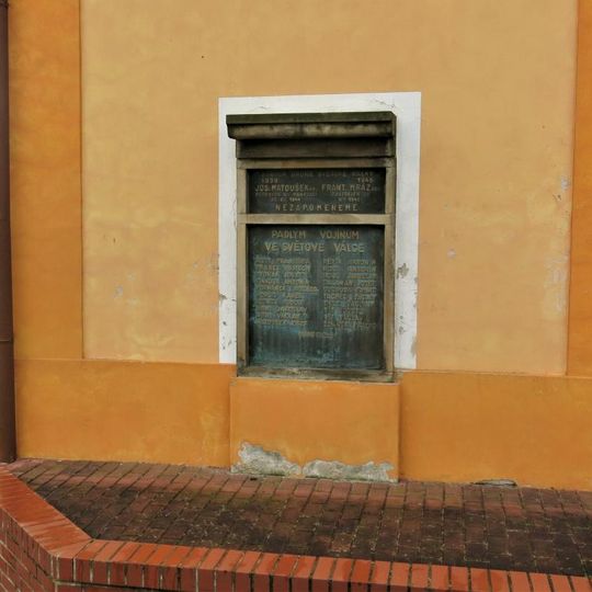 Pamětní deska padlým na škole ve Vysoké