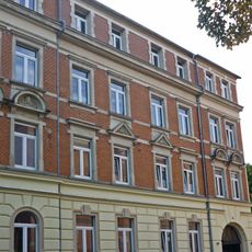 Mietshaus in nach links geschlossener Bebauung Pestalozzistraße 2