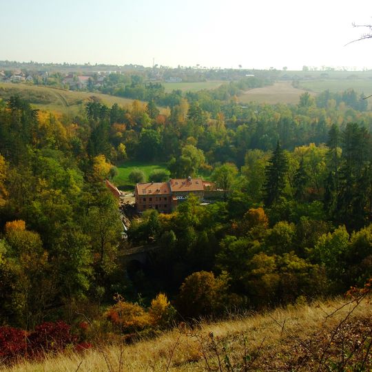 Železniční most přes Dalejský potok severně od mlýna Rohlov