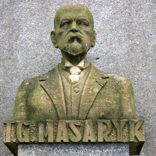 Masarykův pomník v Sadech Jana Palacha ve Všetatech