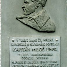 Pamätný dom, tabuľa pamätná s reliéfom