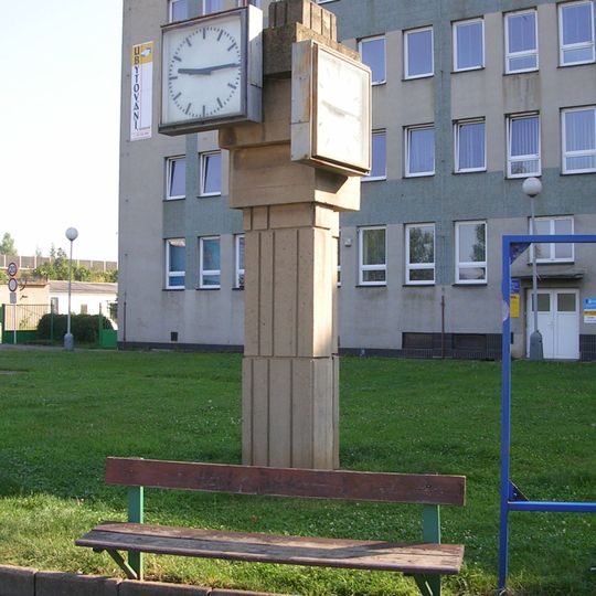 Hodiny před vlakovým nádražím v Berouně