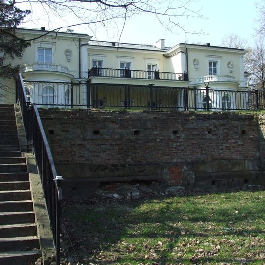 Taras ze schodami pałacu Ursynów