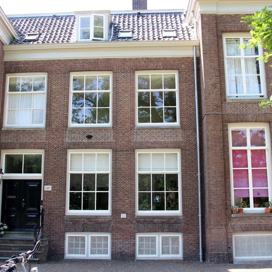 Pand met inspringende sobere lijstgevel en stoep