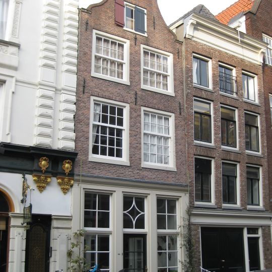 Pand met klokgevel onder rollagen (xviii, gewijzigd