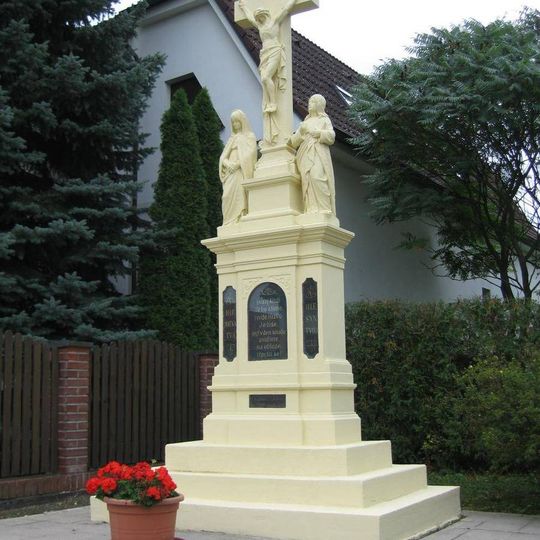 Boží muka a zvonička naproti obecnímu úřadu v Újezdu u Sezemic