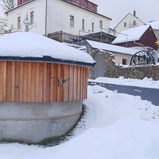Überdachter Brunnen mit Handschwengelpumpe Wassergasse 10