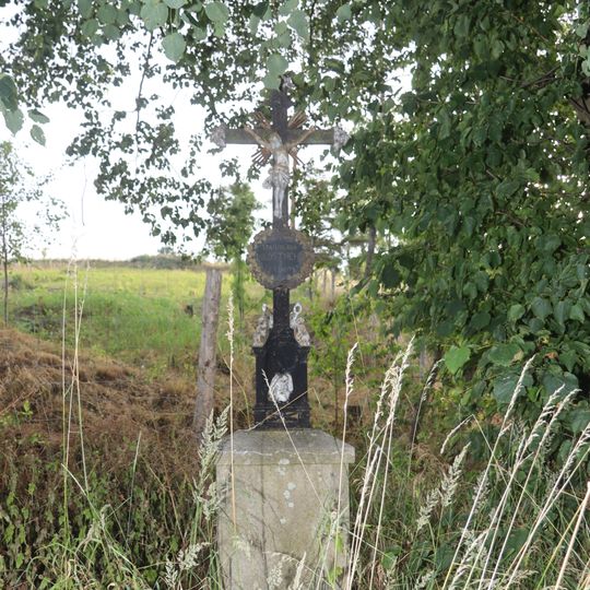 Kříž u cesty v lese u Červené Lhoty