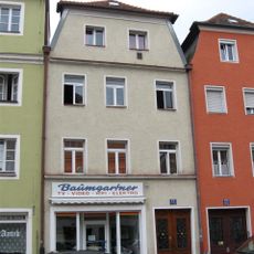 Wohn- und Geschäftshaus