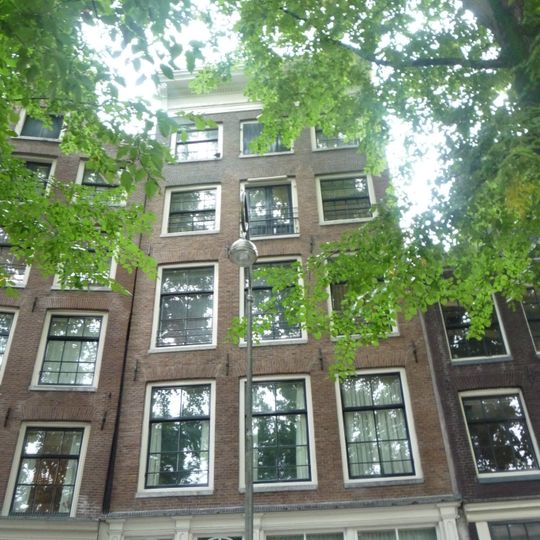 Pand met gevel onder rechte lijst met consoles