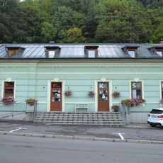 Dom s pivnicou vysek. v skale