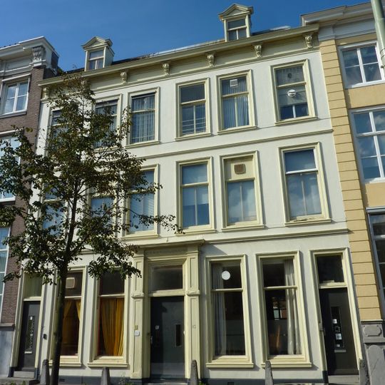 Pand met neoclassicistische gevel, deur met pilasteromlijsting