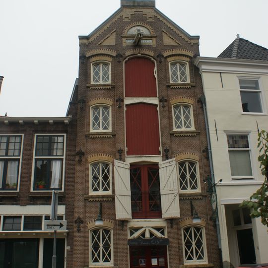 Voormalig pakhuis in eclectische trant. Het pakhuis maakt deel uit van een gesloten gevelwand en van het beschermde stadsgezicht