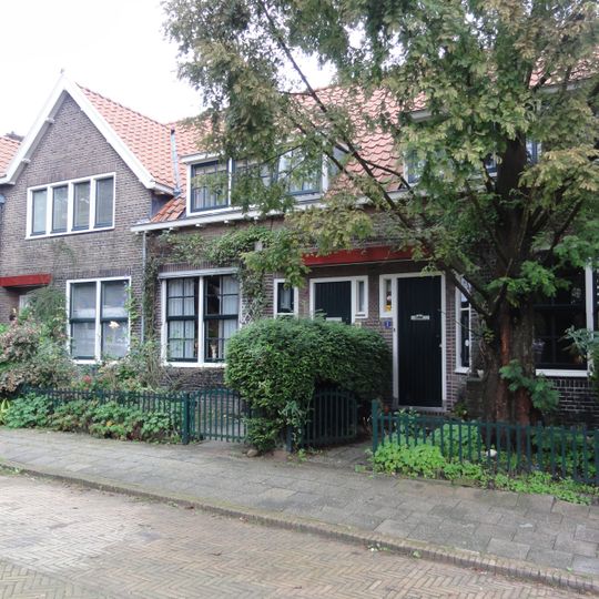 Woonblok aan de oostzijde van het Mussenplein, bestaande uit een rijtje van acht woningen