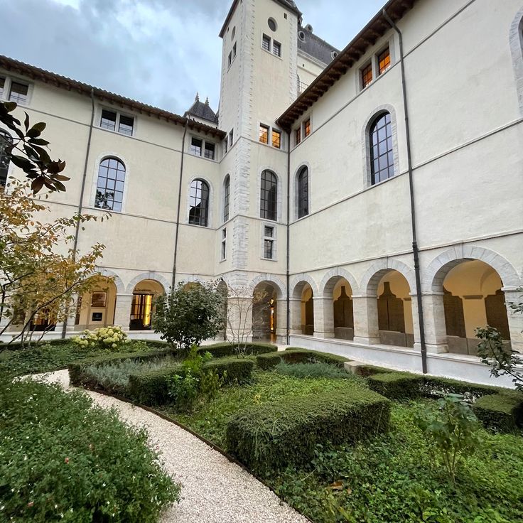 Clergy courtyard of Hôtel-Dieu