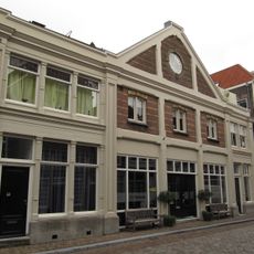 Bedrijfspand bevatte oorspronkelijk een kantoor, een pakhuis voor ijzer en een winkel annex toonkamer