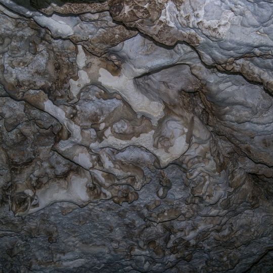 Fels mit Kuppenlochhöhle N von Spies
