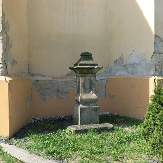 Podstavec ulomeného kříže u kostela v Měrunicích