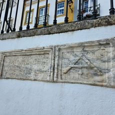 Lápide na parede fronteira à Casa da Câmara