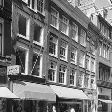 Pand met gevel onder rechte lijst