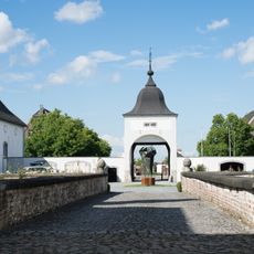 Meerssenhoven Castle: access bridge with retaining walls between lower court and forecourt