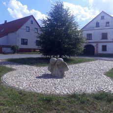 Plastika v Olešovicích na návsi