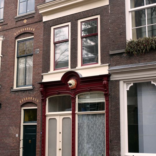 Eenvoudig huis met een gevel, twee bouwlagen en een aankapping