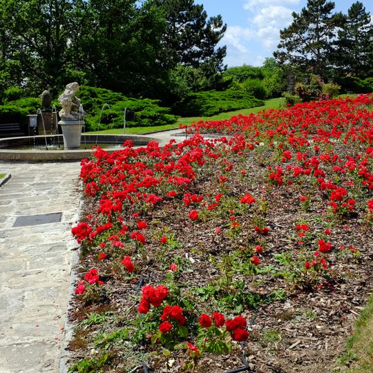 Sousoší "Mír" ve fontáně v Lidicích