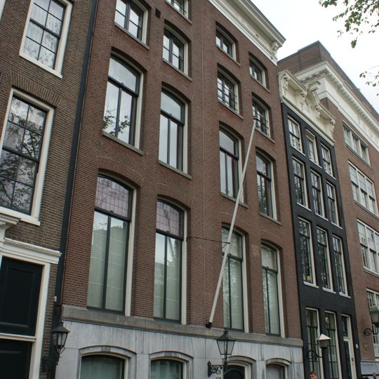 Pand met vierraamsgevel in traditionele vormen, onder rechte lijst met consoles