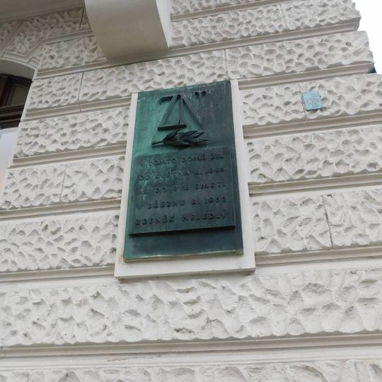 Pamětní deska Zdeňka Nejedlého na domě Janáčkovo nábřeží 1055/21 na Smíchově