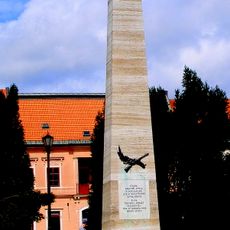 Travertínový obelisk