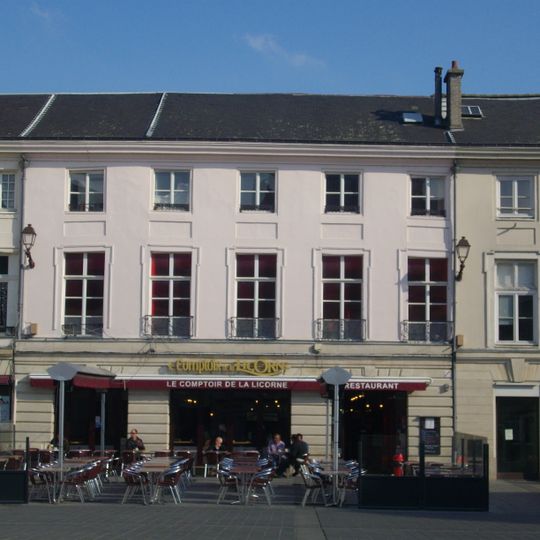 Maisons, 10-12 place de l'Hôtel-de-Ville