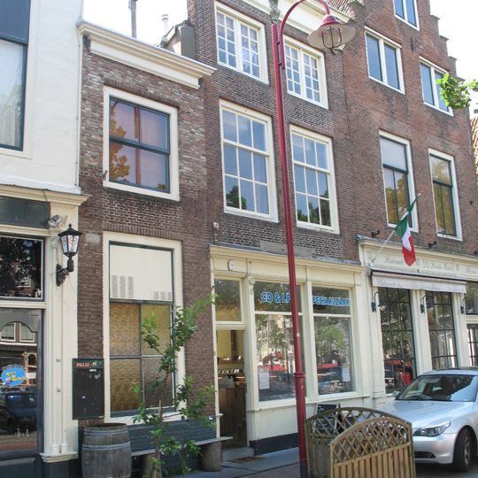 Huis met eenvoudige rechte gevel met gesneden gootconsoles