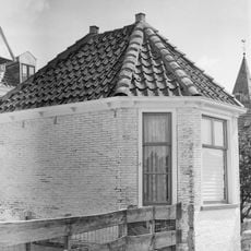 Aan de vecht gelegen koepelvormig gebouwtje