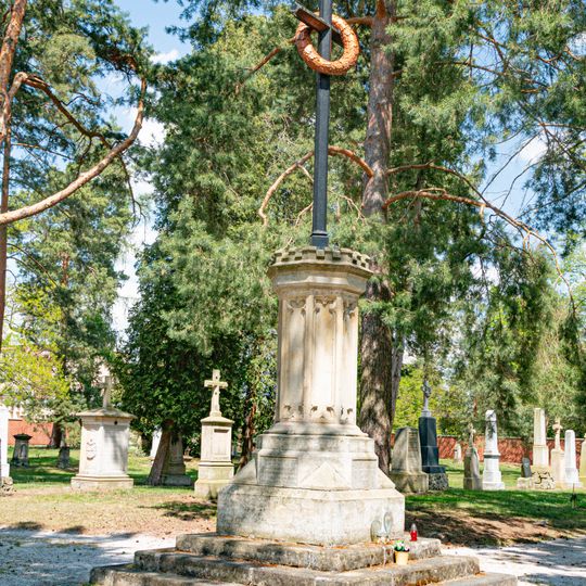 Pomník padlým v bitvě u Hradce Králové roku 1866 na vojenském hřbitově v Pouchově