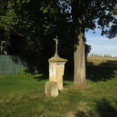 Kříž v Malesicích u rozcestí pod Dolním Vlkýšem