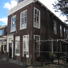 Pand met verdieping, ter breedte van twee vensterassen