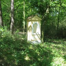 Kaplička na kraji lesa na severním svahu Vintířovského vrchu