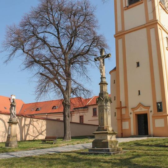 Kříž v Nezamyslicích před kostelem