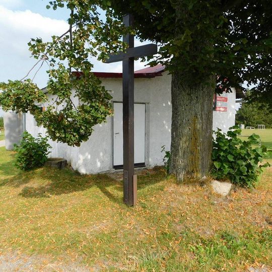 Dřevěný kříž u hřiště ve Větrném Jeníkově