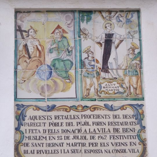 Retablo cerámico de San Bernardo, las Hermanas y la Trinidad