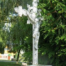 Kříž na rozcestí v centru Záryb