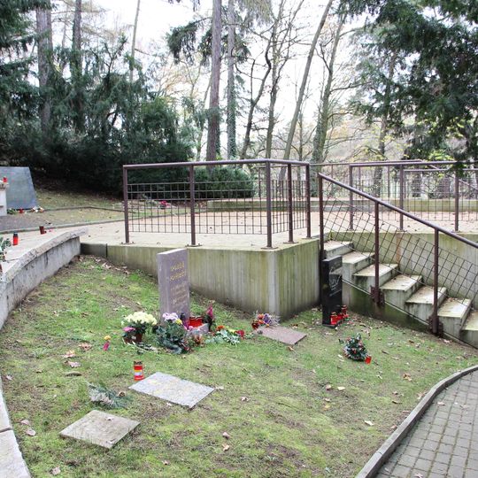 Pomník obětem komunismu na hřbitově v Motole