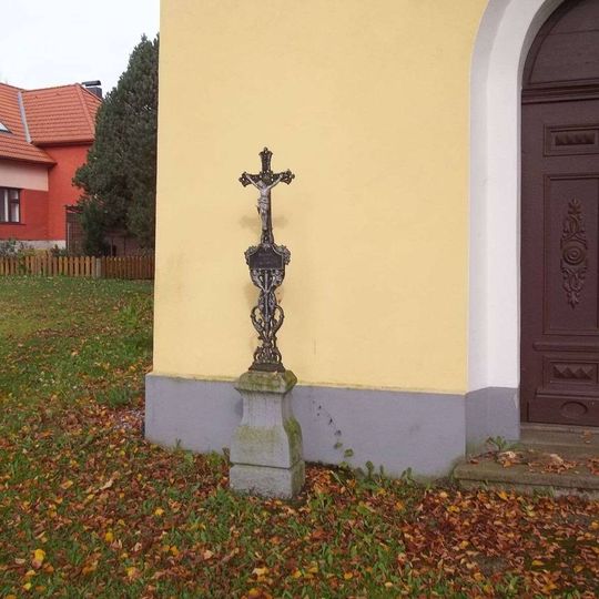 Kříž u kaple v Chotěmicích vlevo