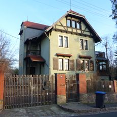 Villa mit Toreinfahrt, Stützmauer und Einfriedung Nordstraße 10