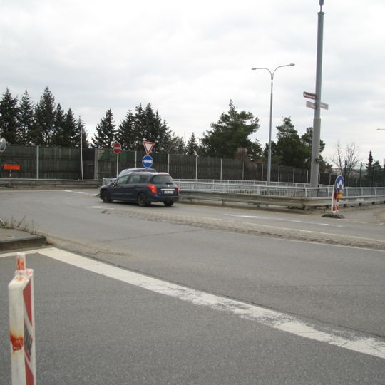 Most prodloužení Hrotovické ulice přes zahloubený střední pás silnice I/23