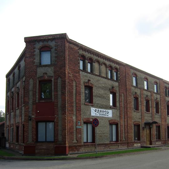 Dzīvojamā ēka ar veikalu